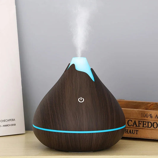 Créez une ambiance zen et apaisante dans votre intérieur avec ce diffuseur d’huiles essentielles 350ml au design grain de bois naturel. Fonction brumisation pour humidifier l'air -7 couleurs LED